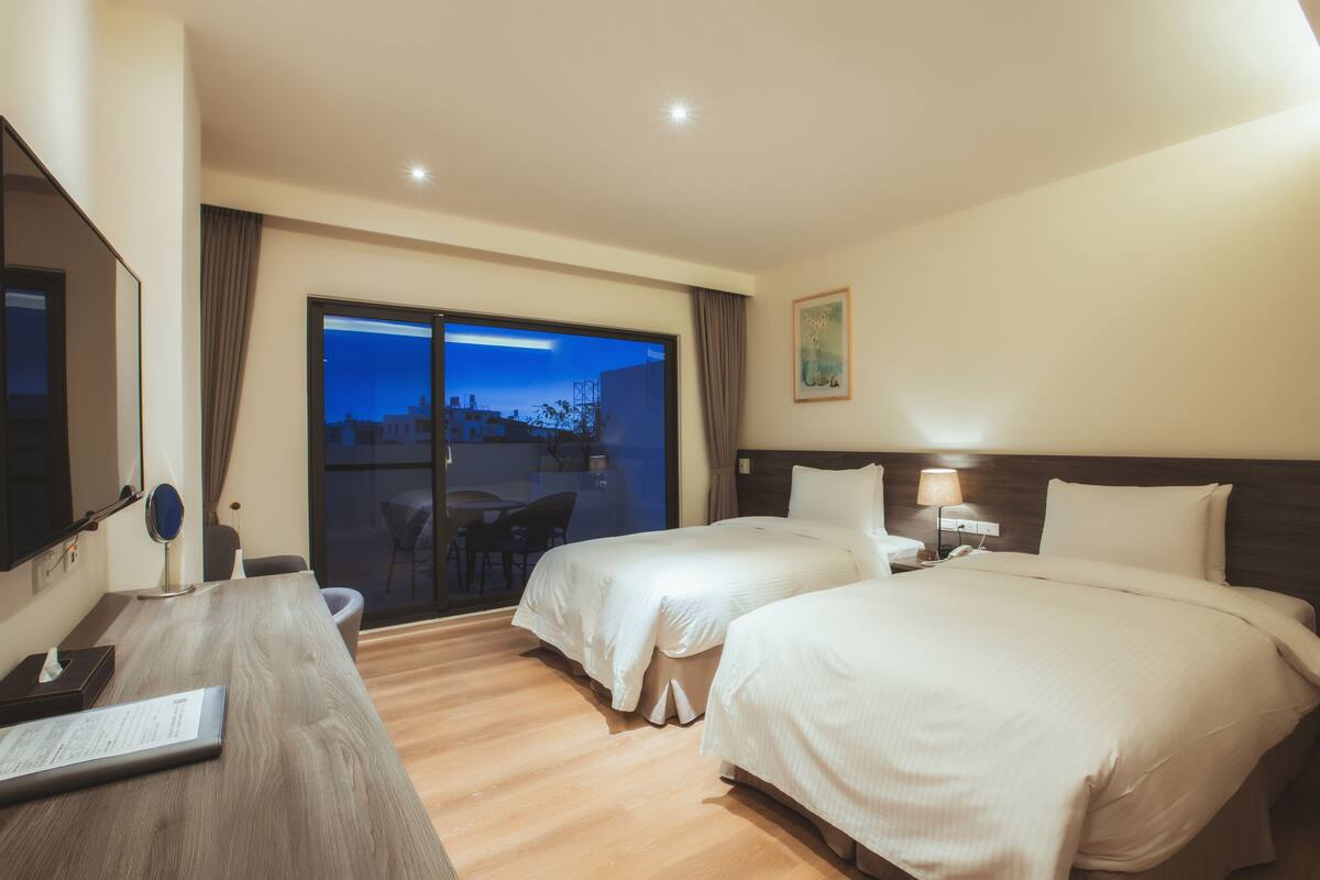 Standard-Zweibettzimmer, Veranda, Stadtblick | Schreibtisch, kostenloses WLAN, Bettwäsche
