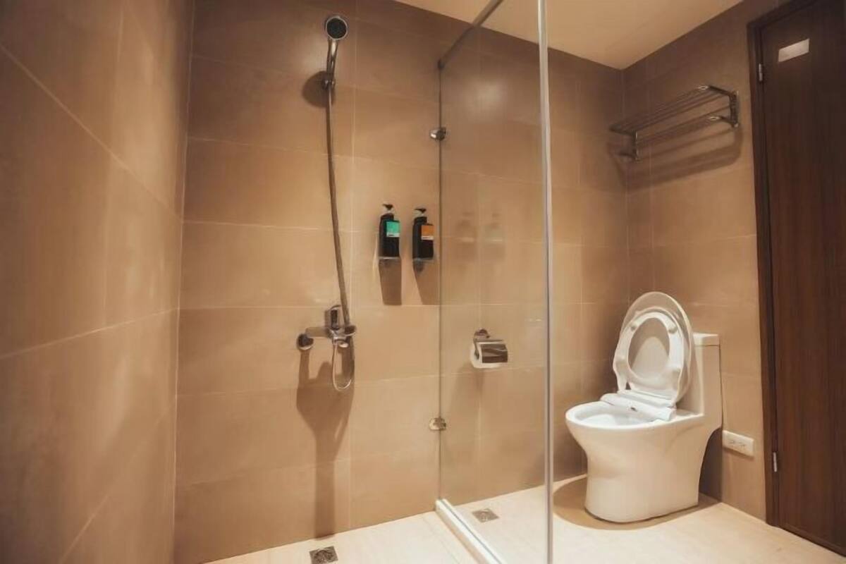 Badezimmer | Haartrockner, Hausschuhe, Handtücher, Shampoo