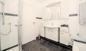Shower, hair dryer, soap, toilet paper - Exclusive apartment with water view - Apartment Meierwik (Glücksburg (Ostsee))