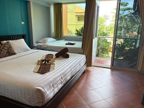 Kamar Triple Deluks, pemandangan kolam renang | Seprai antialergi, tempat tidur Tempur-Pendic, minibar, dan brankas