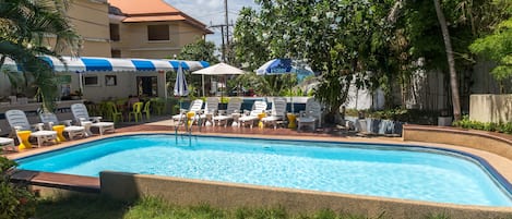 Piscine extérieure, parasols de plage, chaises longues