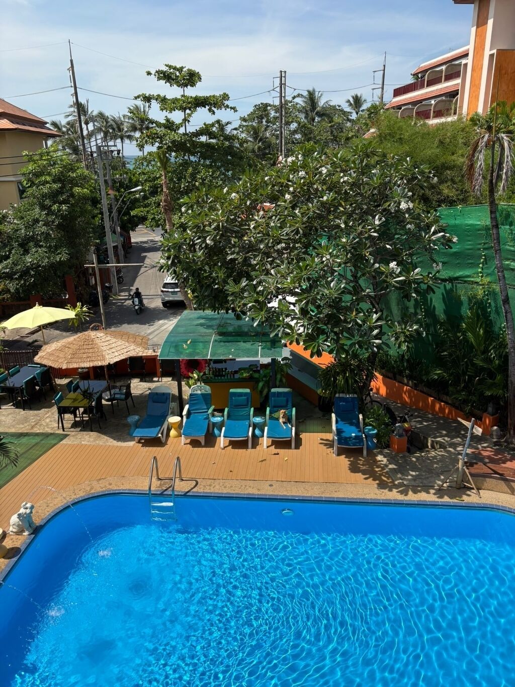 outdoor pool, open 7:00 am to 10:00 pm, pool umbrellas, pool loungers