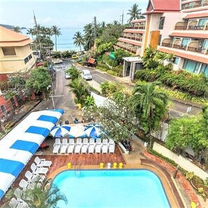 Kamar Triple Deluks, pemandangan kolam renang | Seprai antialergi, tempat tidur Tempur-Pendic, minibar, dan brankas