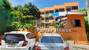 A building with a sign reading "Porter House" and a smaller sign indicating it is a "Bench Hotel". - Porterhouse Beach Hotel (Patong)