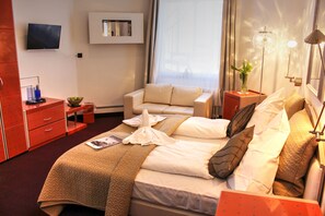 高級寝具、ミニバー、セーフティボックス (室内)、デスク