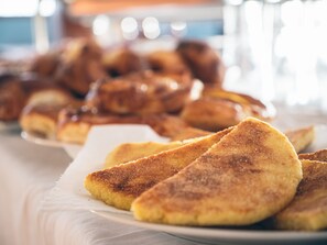 A plate of triangular pastries with a golden-brown crust, likely fried, on a white plate. - Dakhla Kitesurf world (Dakhla)