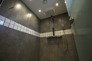 Douche, sèche-cheveux