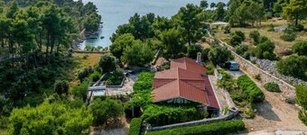 Holiday House Robinson- beachfront jewel with a jacuzzi by MyWaycation