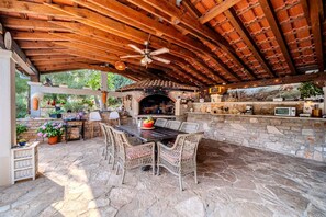 Outdoor dining - Holiday House Robinson- beachfront jewel with a jacuzzi by MyWaycation (Milna)