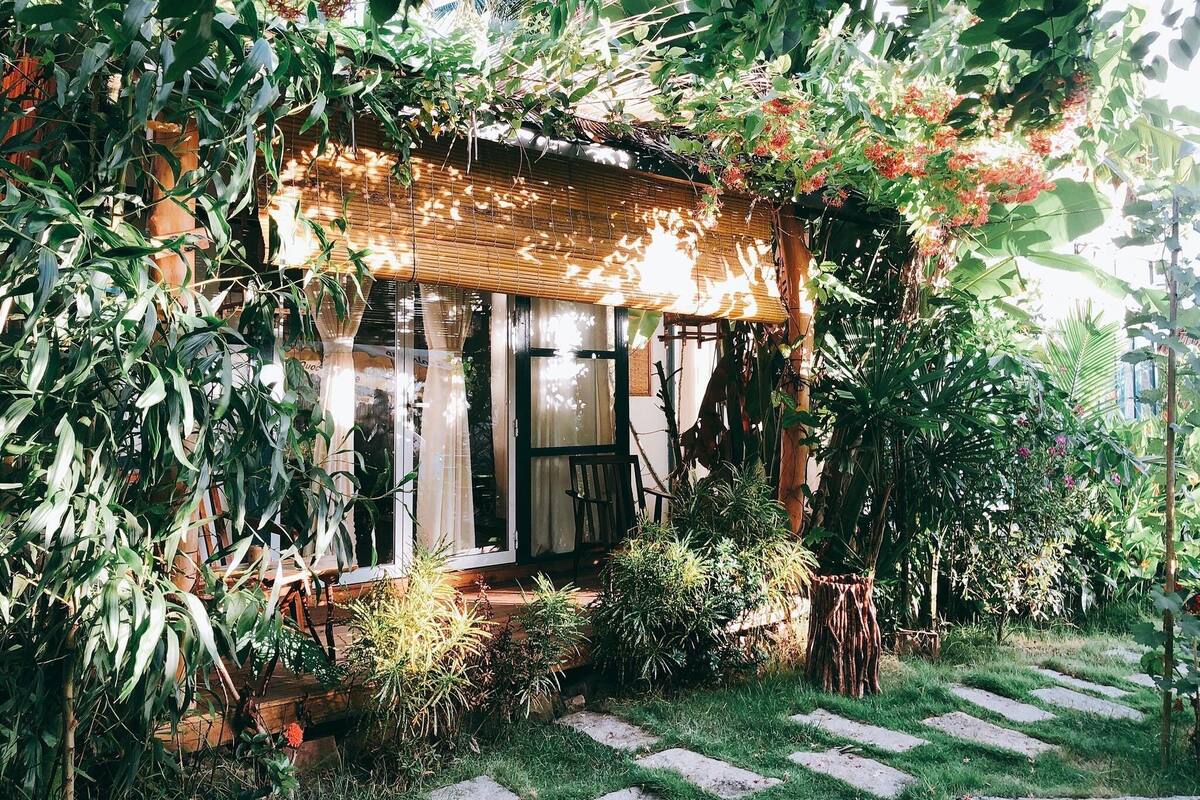 Bungalow có thiết kế đặc trưng, 1 giường cỡ queen, không hút thuốc, quang cảnh vườn | Bàn, khu vực làm việc phù hợp cho laptop