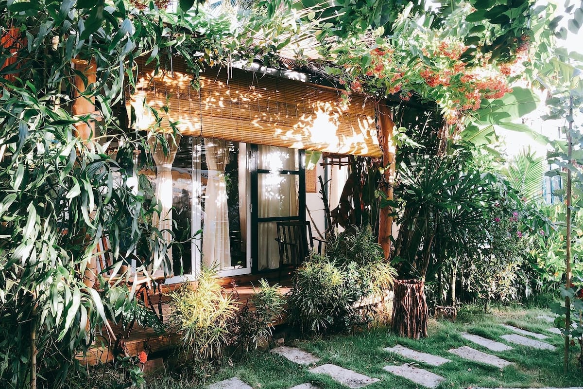 1 habitación, decoración personalizada, muebles diferentes y escritorio