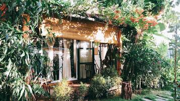 Signature Bungalow, 1 Queen Bed, Non Smoking, Garden View | 1 bedroom, individually decorated, individually furnished, desk