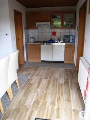 Kühlschrank, Wasserkocher mit Kaffee-/Teezubehör, Wasserkocher, Toaster