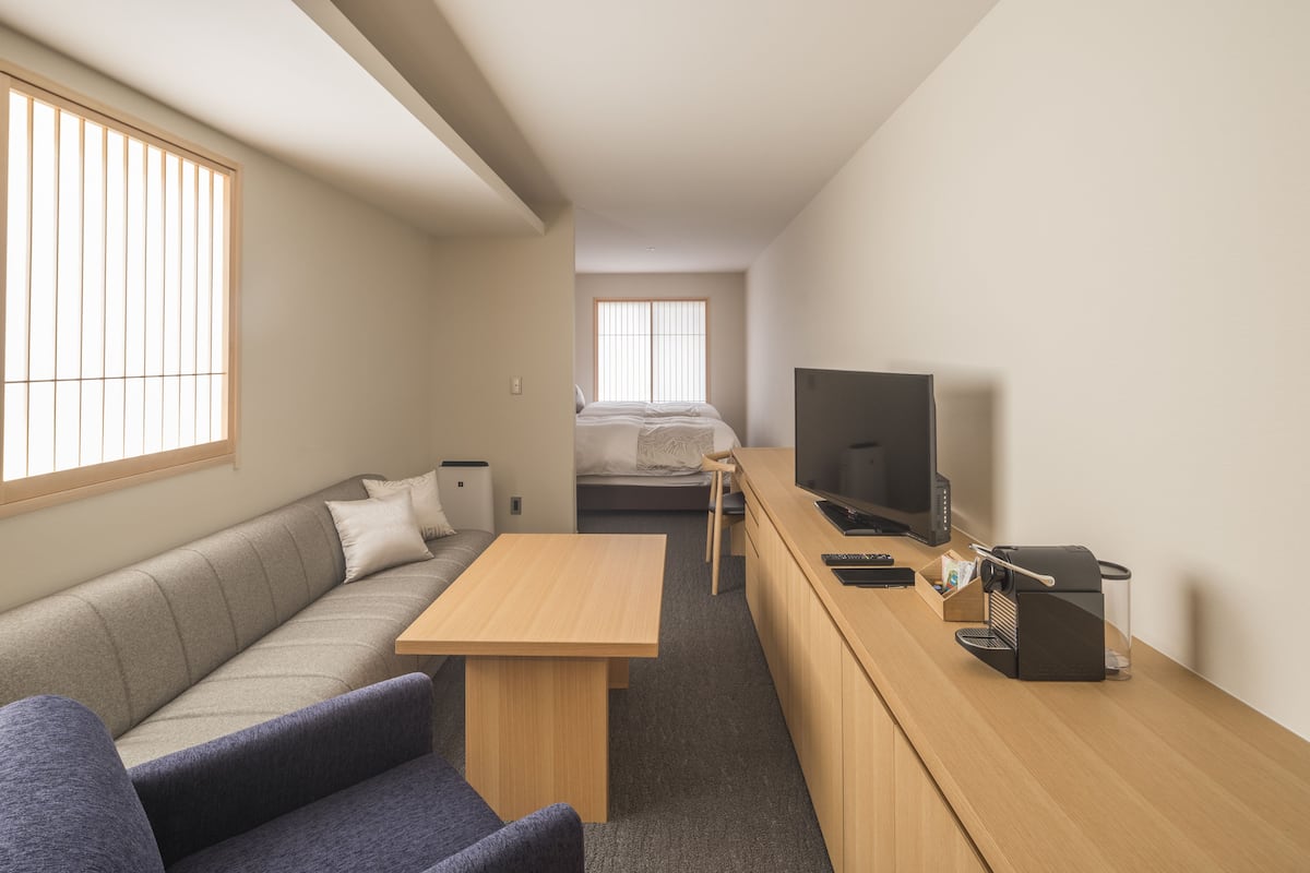 Deluxe-Zweibettzimmer (with Living Area) | Wohnzimmer | Flachbildfernseher
