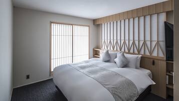 Dobbeltrom – deluxe (with Living Area) | Sengetøy av topp kvalitet, dundyner, minibar og safe på rommet