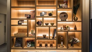 Een houten plankenwand met diverse decoratieve objecten en boeken.