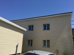 Vista frontal de la propiedad