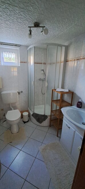 Shower, towels - Sylvana vacation apartment (Klein Vielen)