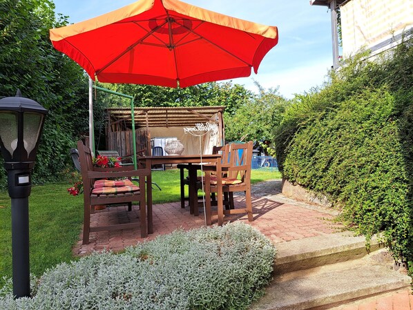 Outdoor dining - Sylvana vacation apartment (Klein Vielen)