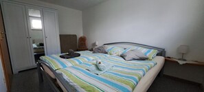 2 bedrooms, travel crib, bed sheets - Sylvana vacation apartment (Klein Vielen)