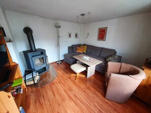 Een televisie en een open haard