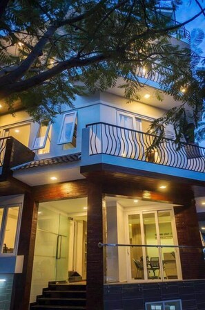 Mặt tiền nơi lưu trú - ban đêm