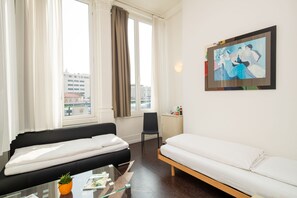 Minibar, caja de seguridad en la habitación y escritorio 
