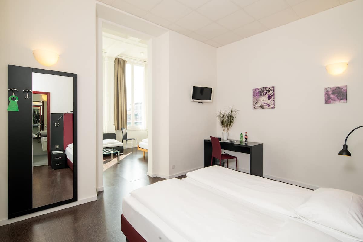 Junior Suite | Minibar, in-room safe, desk, laptop workspace