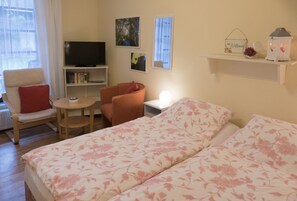 Twin Room, 2 Twin Beds, Non Smoking | Individually decorated, individually furnished, free WiFi, bed sheets - Pension im Adventhaus (Lutherstadt Wittenberg)