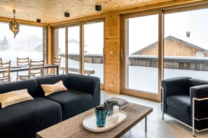 Televisión, chimenea, libros y estéreo 