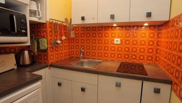 Een koelkast, een oven, een vaatwasser, een koffiezetapparaat/waterkoker