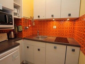 Refrigerador, horno, lavavajillas y cafetera y tetera 