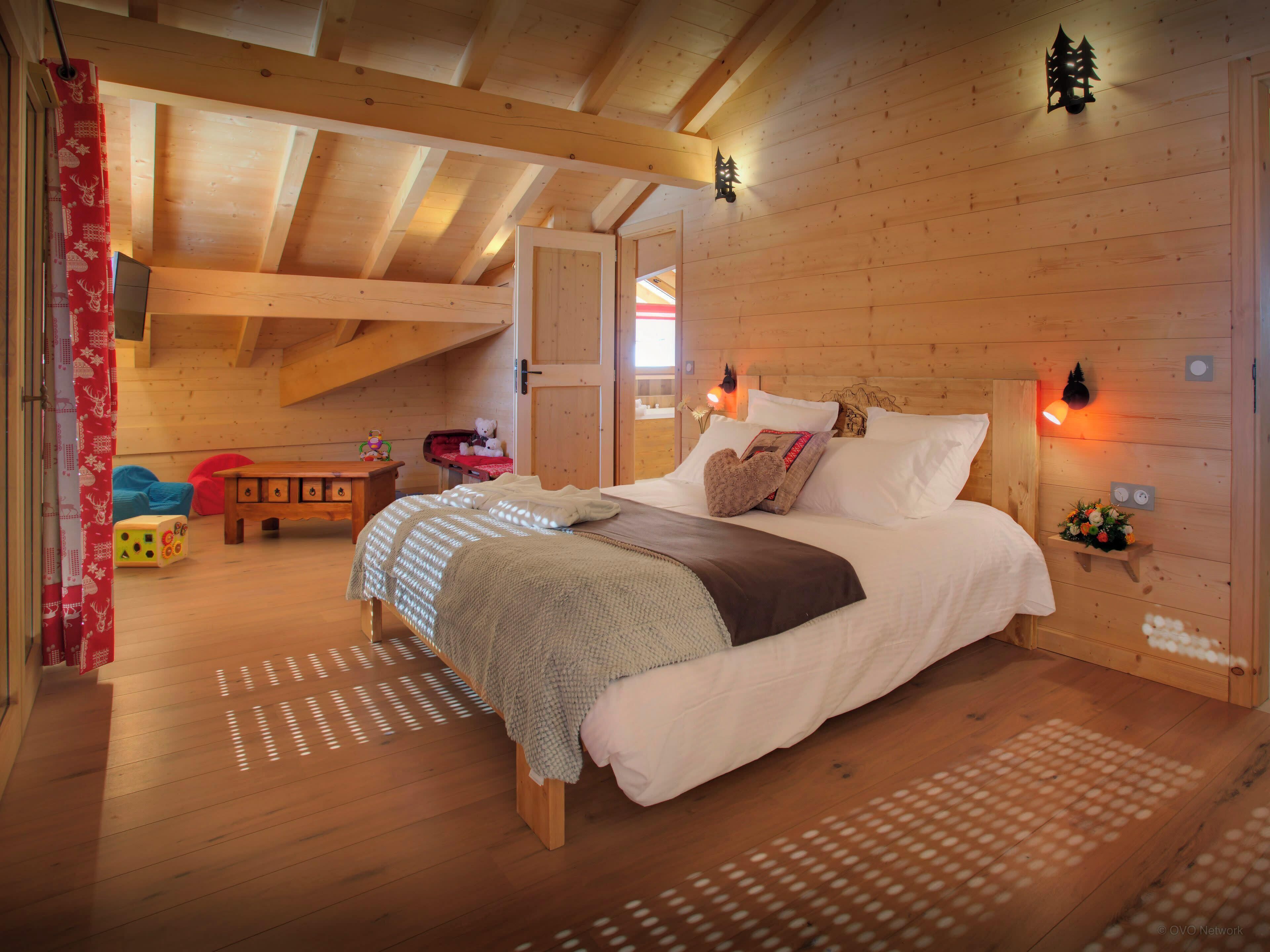 5 bedrooms, iron/ironing board, WiFi, bed sheets