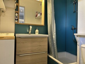 Bathroom - 2-bedroom apartment, balcony sea view, parking, pool - Saint Pierre la Mer (Fleury-Saint-Pierre-la-Mer)