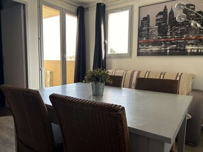 Dining - 2-bedroom apartment, balcony sea view, parking, pool - Saint Pierre la Mer (Fleury-Saint-Pierre-la-Mer)