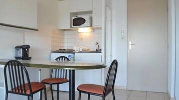 Micro-ondes, cafetiĂšre/bouilloire