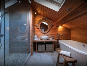Badewanne, kostenlose Toilettenartikel, Haartrockner, Handtücher