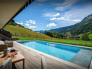 A heated pool - Chalet Bonnevie - family home for 10, spa & mountain views - OVO Network (Les Villards-sur-Thônes)