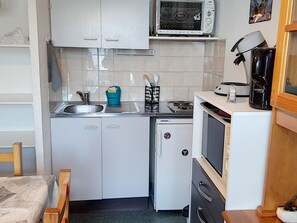 Réfrigérateur, plaque de cuisson, cafetière/bouilloire, grille-pain