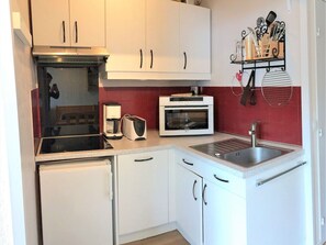 Réfrigérateur, four, lave-vaisselle, cafetière/bouilloire