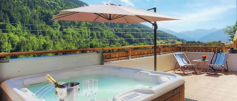 Outdoor spa tub