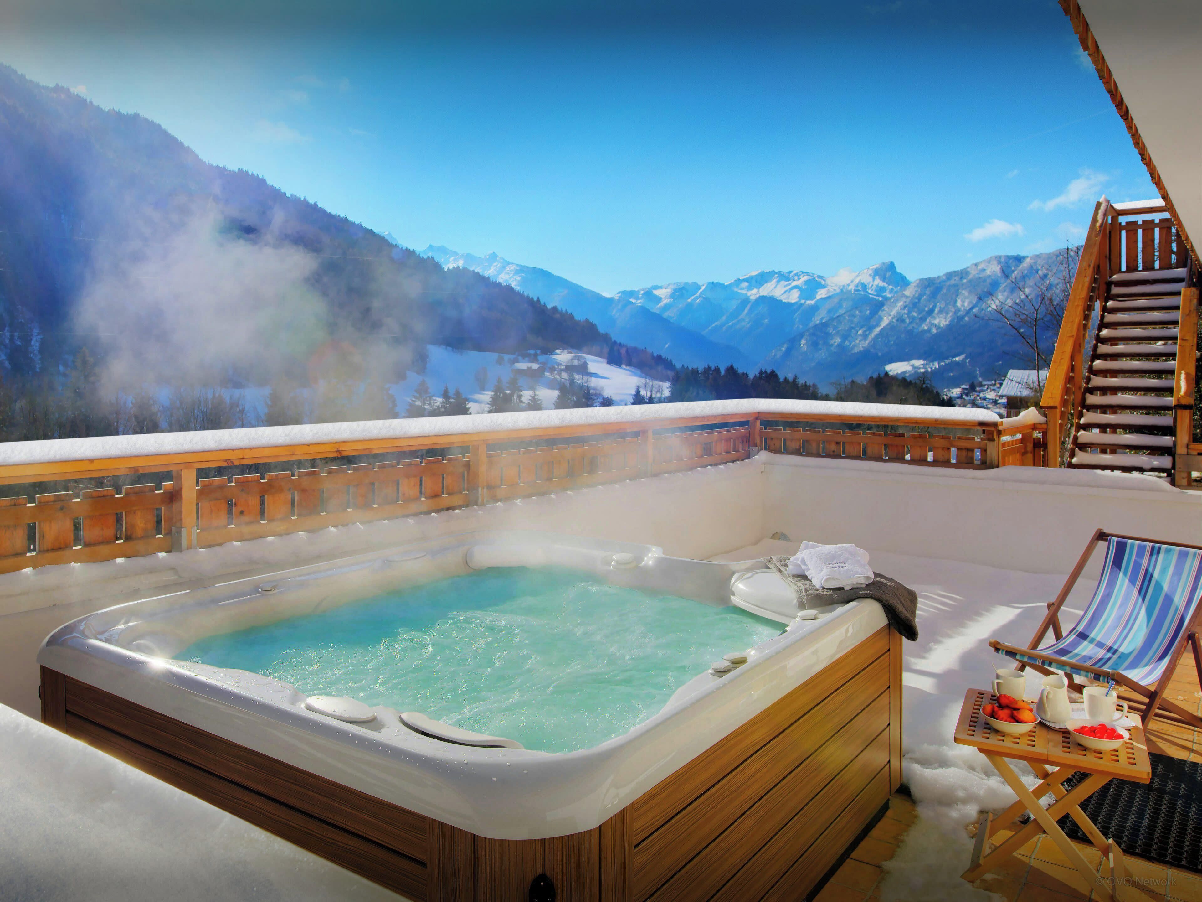 Outdoor spa tub