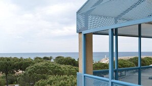Ein Gebäude mit blauer Metallfassade und Blick auf das Meer.