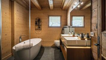 Badewanne, kostenlose Toilettenartikel, Haartrockner, HandtĂŒcher