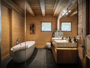 Een bad, gratis toiletartikelen, een haardroger, handdoeken