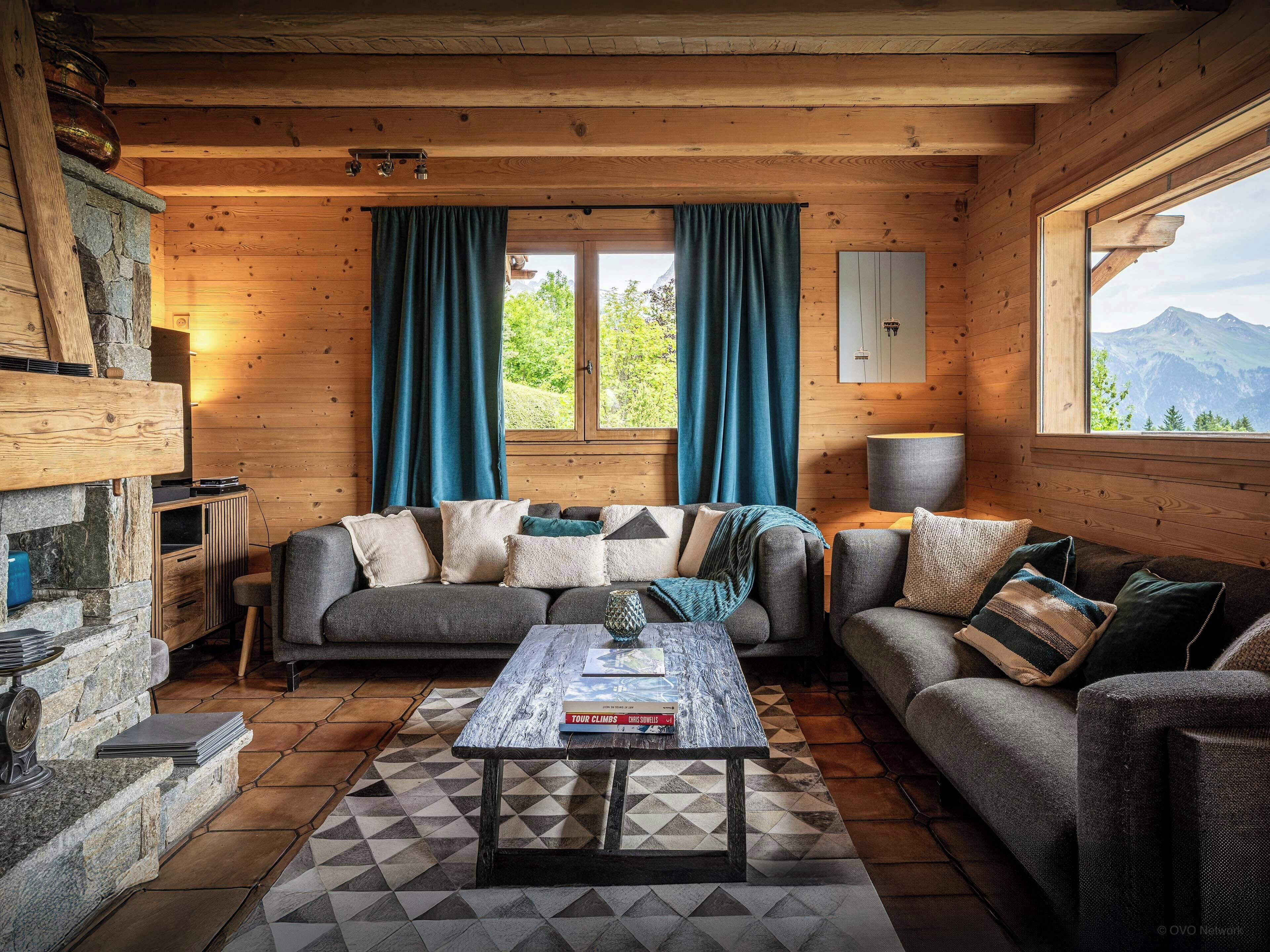 Televisie, een open haard, videospelletjes en een dvd-speler