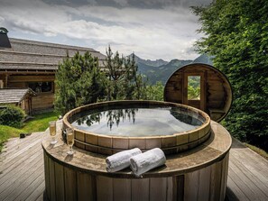Outdoor spa tub - La Grange à l'Ours - Manigod ski break 13p sauna, barrel spa - OVO Network (Manigod)