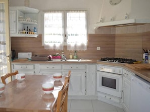 Fridge, microwave, dishwasher - Spacious 4-Room Villa, Garden, Near Beach - Sleeps 7 (Argelès-sur-Mer)