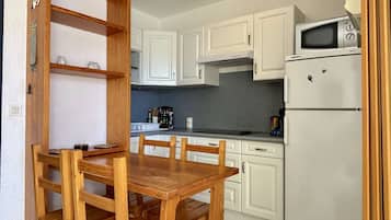 Fridge, microwave, stovetop