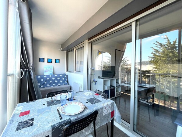 Dining - Cozy 2-room in Sète with parking, near beach (Sète)